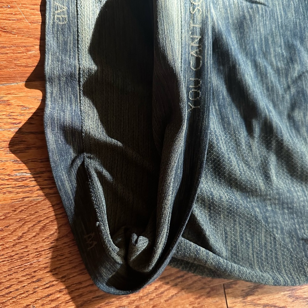 Lululemon men’s size medium tee shirt